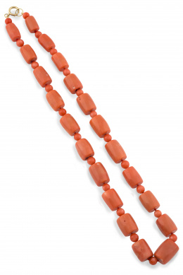 542.  Collar de coral con grandes cilindros de tamaño creciente hacia el centro,alternos con cuentas esféricas.