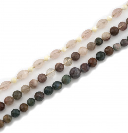 556.  Collar de cuentas facetas de ágatas verde tierra y grisáceos e incoloros de igual tamaño con cierre en oro de 18K.