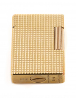 779.  Encendor DUPONT plaqué or con decoración de punta de diamante .Ref: EV9596 