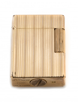 775.  Encedor DUPONT plaqué or con decoración de estrias verticales.Ref: BV8368.