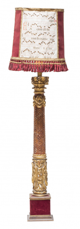 832.  Columna de madera tallada y dorada de orden compuesto.Trabajo español, ff. del S. XVIII.