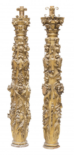 428.  Pareja de columnas de madera tallada y dorada, capitel de orden compuesto, fuste con decoración de flores y cintas.Trabajo español, S. XVIII.