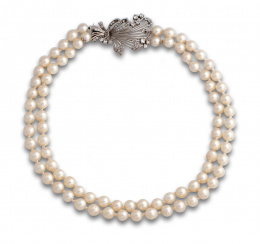 38.  Collar corto de dos hilos de perlas japonesas con broche en forma de ramo de brillantes,diamantes y platino .