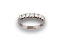 636.  Sortija media alianza de brillantes años 50 en montura de oro blanco de 18K.