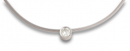 122.  Colgante con brillante en chatón con un peso estimado de 2,60 ctes, color estimado  K-L y grado de pureza P1. en montura de oro blanco de 18K.