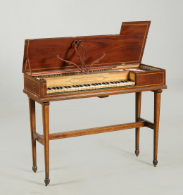 963.  Excelente pianoforte de caoba y limoncillo, (Nº571) , con cartela: “Para la serenisima señora Doña María Luisa de Borbón Infanta de España. Año de 1790.”Sevilla, Juan del Mármol, 1790..