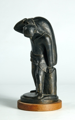 1056.  LUTZ QUAMBUSCH (Fürstenwalde, 1944)“Hombre portando un saco de maiz”, c.1990.