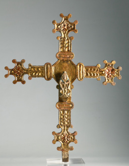 1289.  Cruz procesional, en madera de nogal tallada, estucada y dorada, con el Cristo crucificado y la virgen.Trabajo español, S. XVII.