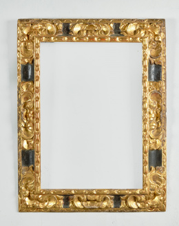 1018.  Marco en madera de pino policromado en negro con decoración tallada y dorada.Trabajo español, S. XVII.