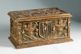 1045.  Arqueta plateresca en madera de pino tallado en bajorrelieve, estucado, dorado y policromado.Trabajo navarro, primer tercio S. XVI.