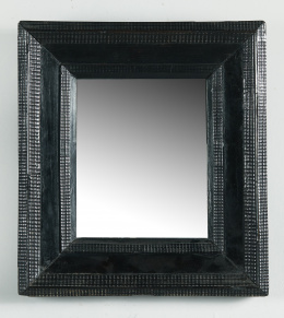 1111.  Marco de estilo holandés, en madera ebonizada con moldura rizada. Trabajo español S. XIX.