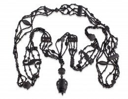 585.  Collar de peregrino en azabache s.XVII con tres hilos de cuentas unidas por distintas entrepiezas