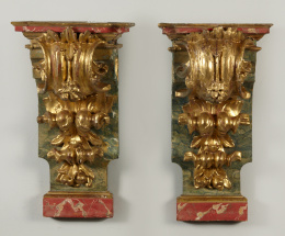 1177.  Pareja de ménsulas de madera tallada, policromada y dorada.Trabajo español, S. XVIII..
