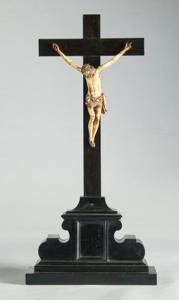 1033.  Cristo en marfil, sobre cruz de madera ebonizada.Taller centroeuropeo S. XVII.