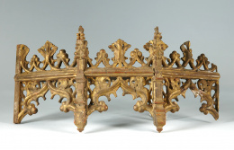 986.  Crestería gótica de arcos conopiales y pináculos.De madera tallada y dorada..