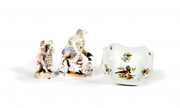 1098.  Cuenco de porcelana esmaltada con aves y mariposasMeissen, S. XVIII.