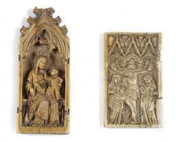 371.  “Coronación de la Virgen”. Placa central perteneciente a un triptico en marfil tallado.Francia, S. XIV?.