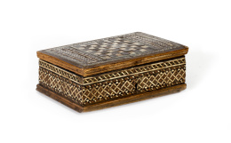 789.  Caja de madera de nogal, con taracea de hueso y hueso teñido.Trabajo aragonés o granadino, S. XVI - XVII.