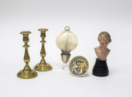 1013.  Pareja de jarrones en porcelana sobre base en madera tallada. Japón, ff. S. XIX