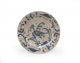 1341.  Plato de cerámica esmaltada de la serie tricolor.Talavera, S. XVII..