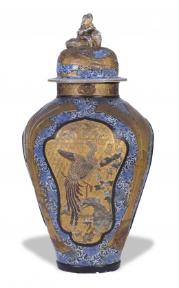 1176.  Tibor de porcelana esmaltada y dorada con cartelas en azul y dorado.Periodo Edo, ffs. del S. XVII - pp. del S. XVIII