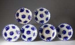 452.  Pareja de platos de loza estampada, serie chinesca con flore en azul.Sargadelos tercera época, (1845-1862).