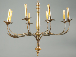 547.  Lámpara de madera tallada y dorada y latón con decoración de hojas de ocho brazos de luz, años 50 - 60.