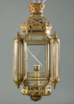 548.  Farol de metal dorado, rematado por decoración calada.S. XX..