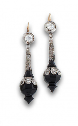 635.  Pendientes Belle Epoque c.1910 con brillante de talla antigua en chatón del que pende pieza de ónix facetado y diamantes.