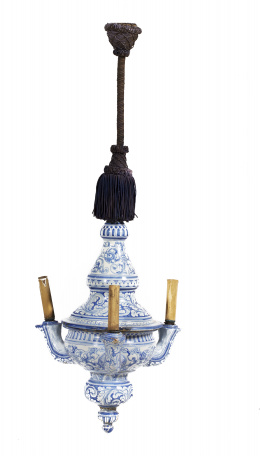 352.  Lámpara de cerámica esmaltada en azul y blanco de tres luces.Talavera, Niveiro, primer cuarto del  S. XX.