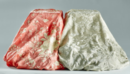 400.  Mantón de “manila” de seda en color hueso, con peonías bordadas.Trabajo Chino, S. XIX