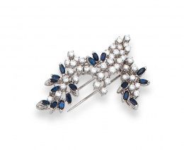 165.  Broche de brillantes y zafiros navette engastados a diferentes alturas dibujando racimos unidos.