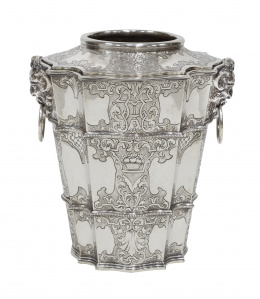 382.  Enfriador de plata de estilo Luis XIV de decoración grabada, con dos faunos modelados como asas con argollas, ley 800.Italia, h. 1900..