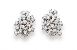 686.  Pendientes de brillantes engastados en garras a diferentes alturas .