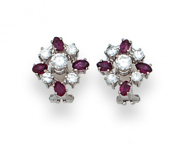 671.  Pendientes con brillantes y rubíes talla navette engastados a distintas alturas.