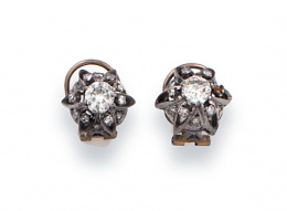 662.  Pendientes años 50 rosetones con brillante central de 0,60 ct aprox rodeados por pétalos de brillantes