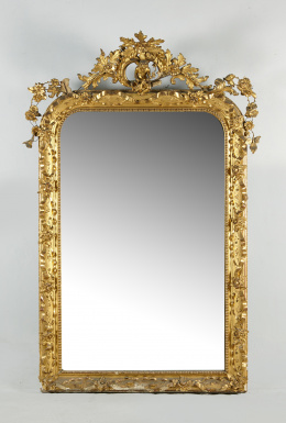443.  Espejo romántico de madera estucada y dorada. Copete de angelote  y rosas .Trabajo español, mediados S. XIX.