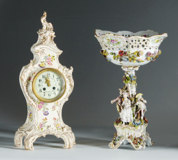 503.  Reloj de estilo Luis XV con decoración de floresPorcelana Alemana, Bonn Germany, h.1882 Maquina París, Japy Freres.