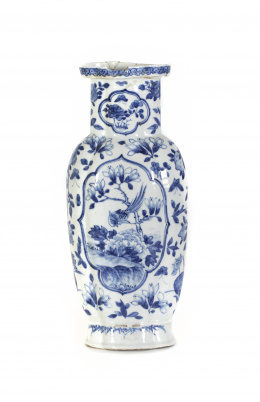 846.  Jarrón de porcelana esmaltada en azul de cobalto con flores, reverso con cartelas con  peonías y anverso con un pájaro en un paisaje.China, S. XVIII