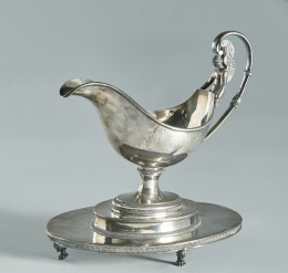 1115.  Salsera imperio de plata francesa en su color con marcas de garantía, decoración grabada de grifos enfrentados, palmetas grabadas y flores; asa con forma de ce rematada en palmeta y la Diosa Nike..París, h. 1798 - 1809.