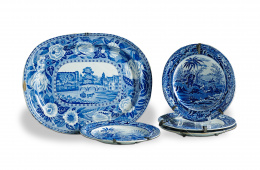 497.  Juego de fuente en loza y cuatro platos en loza estampada en azul de la serie “Indian Sporting”. Inglaterra, h. 1815.