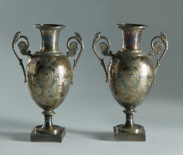 525.  Pareja de copas de estilo francés de plata en su color con decoración grabada de un busto de perfil y cuernos de la abundancia.Asas de voluta que terminan en flor. Con marcas.Jacinto Carreras, Barcelona, h. 1840.