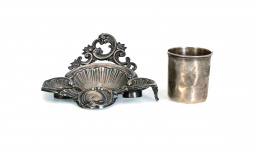 598.  Escribanía de plata en su color de estilo rococó y vaso con marcas, José Casas, B y R.Barcelona, S. XIX - XX..