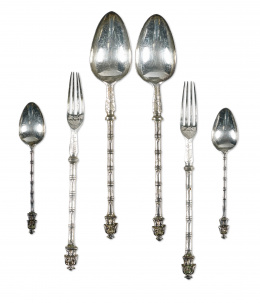 1086.  Juego de cubiertos de plata marcada, con mango simulando bambú, rematado por un dignatario chino.China, S. XIX..