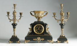 1192.  Guarnición de chimenea de bronce y mármol negro, ffs. del S. XIX