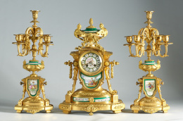 1046.  Guarnición de chimenea Napoleón III, de estilo Luis XVI de bronce dorado y porcelana esmaltada de verde, decorada con personajes y flores.Trabajo francés, segunda mitad del S. XIX