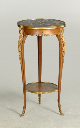 965.  Mesa auxiliar de estilo Luis XV, de madera de caoba y bronce aplicado, siguiendo modelos de Lynke.Trabajo francés. pp. del S. XX.