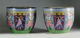 1205.  Pareja de maceteros de porcelana esmaltada decorada con personajes, flores y mariposas.China, S. XX.