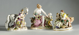 486.  “Alegoría de Europa”. Grupo escultórico de porcelana esmaltada y dorada, sigue modelos de la porcelana de Meissen, inspirándose en un modelo de Kändler.Samson, Francia, ffs. del S. XIX - pp. del S. XX..