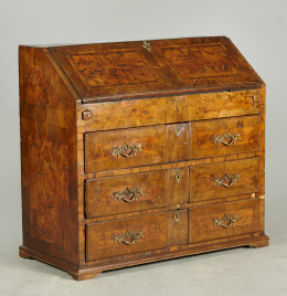 959.  Buró Carlos IV de madera de nogal, madera de raíz y fileteado.Trabajo español, ffs. del S. XVII - pp. del S. XIX..